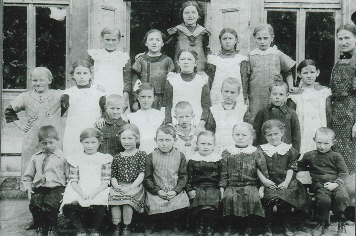 Gruppenfoto einer Kindergartengruppe aus der Vergangenheit, noch in Schwarz-Weiß aufgenommen
